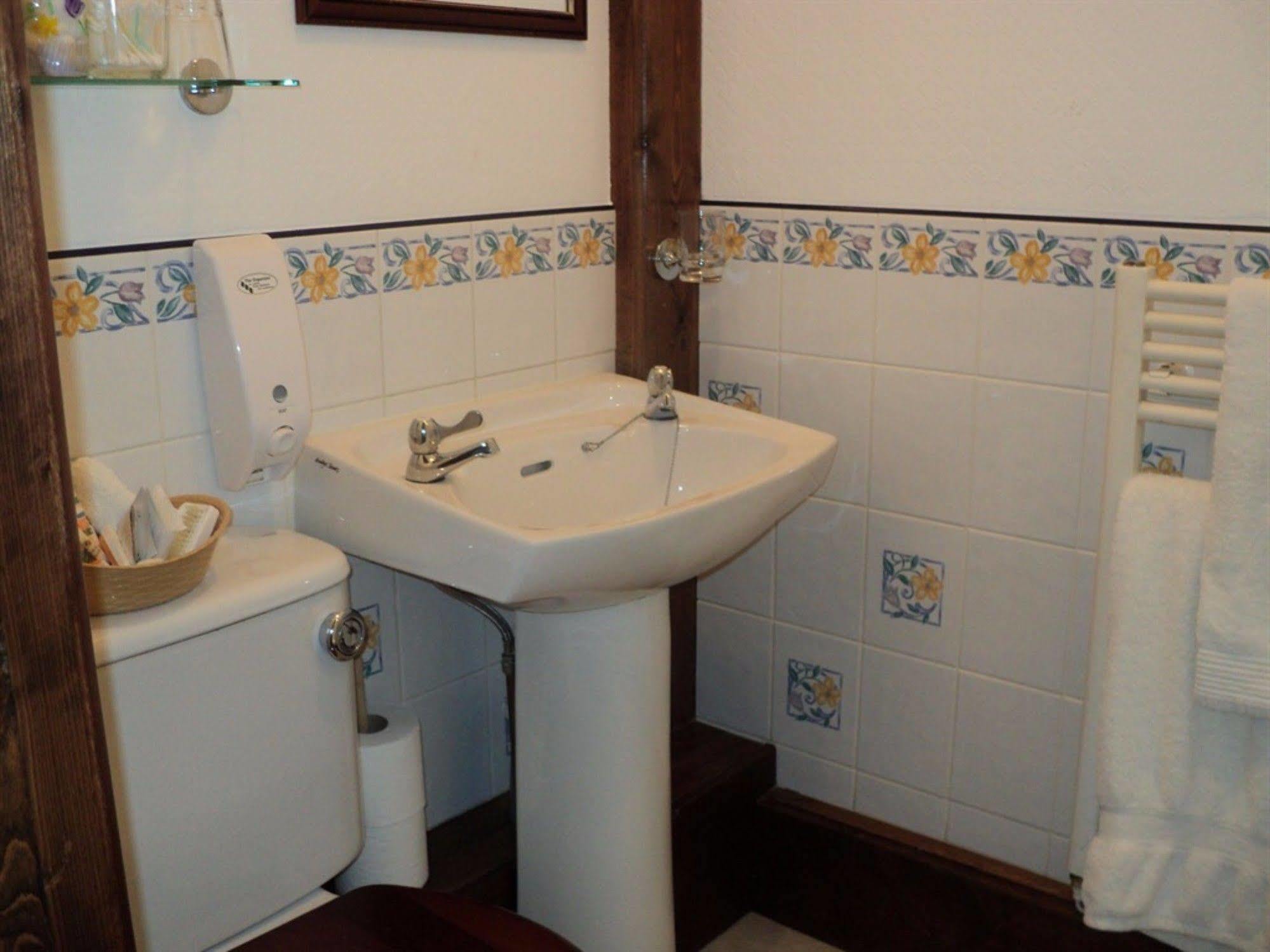 Grove House Guest House Телфорд Экстерьер фото