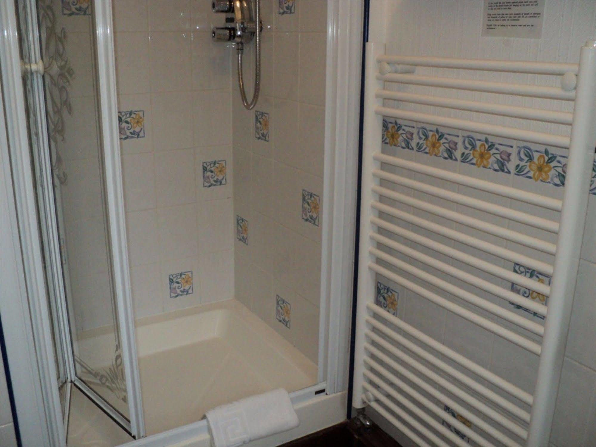 Grove House Guest House Телфорд Экстерьер фото