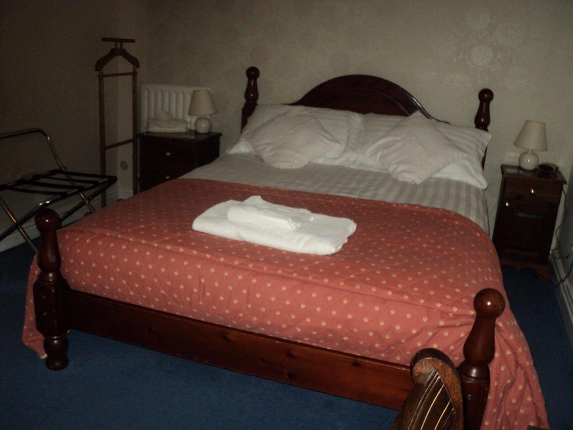 Grove House Guest House Телфорд Экстерьер фото