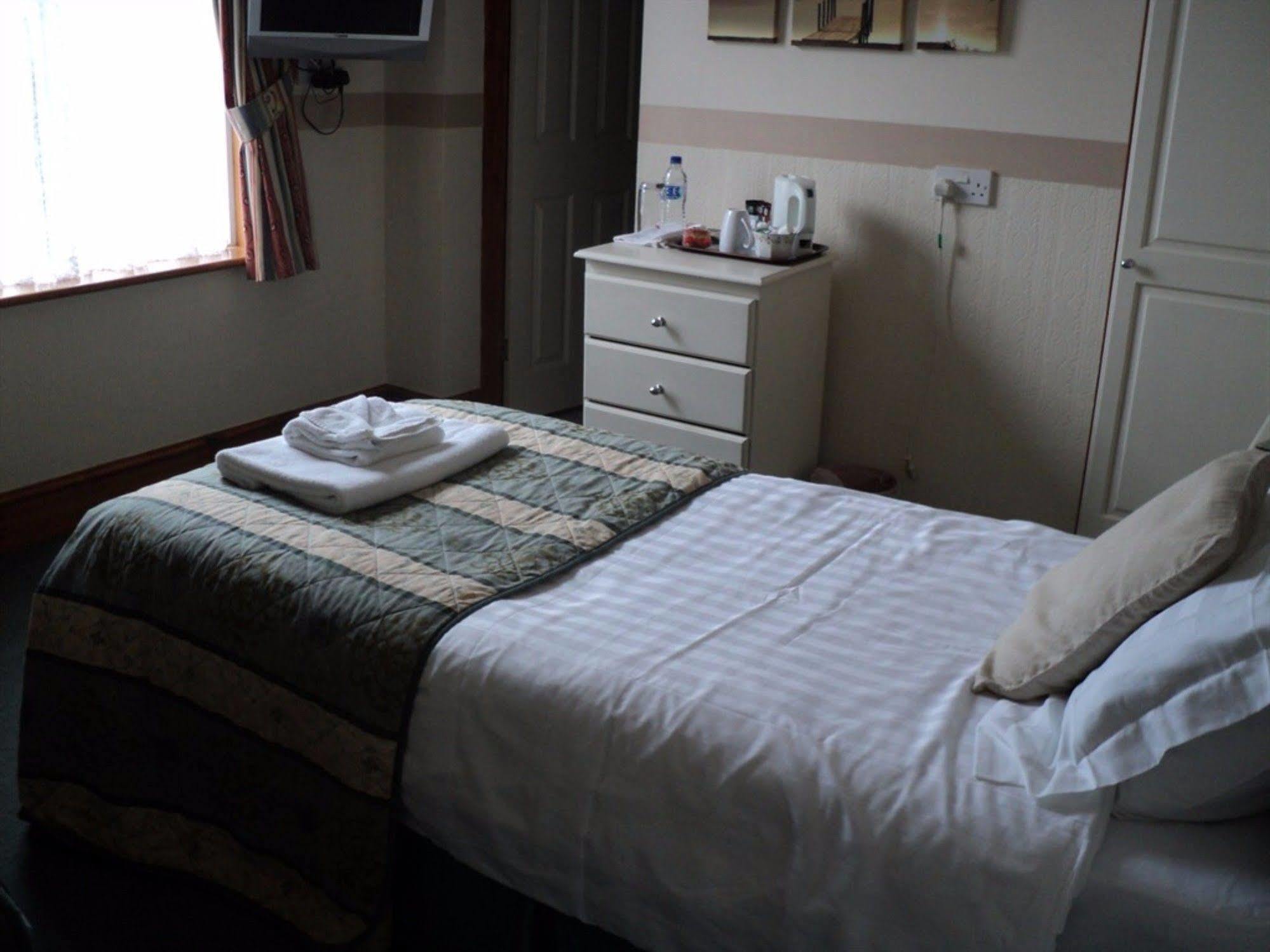 Grove House Guest House Телфорд Экстерьер фото