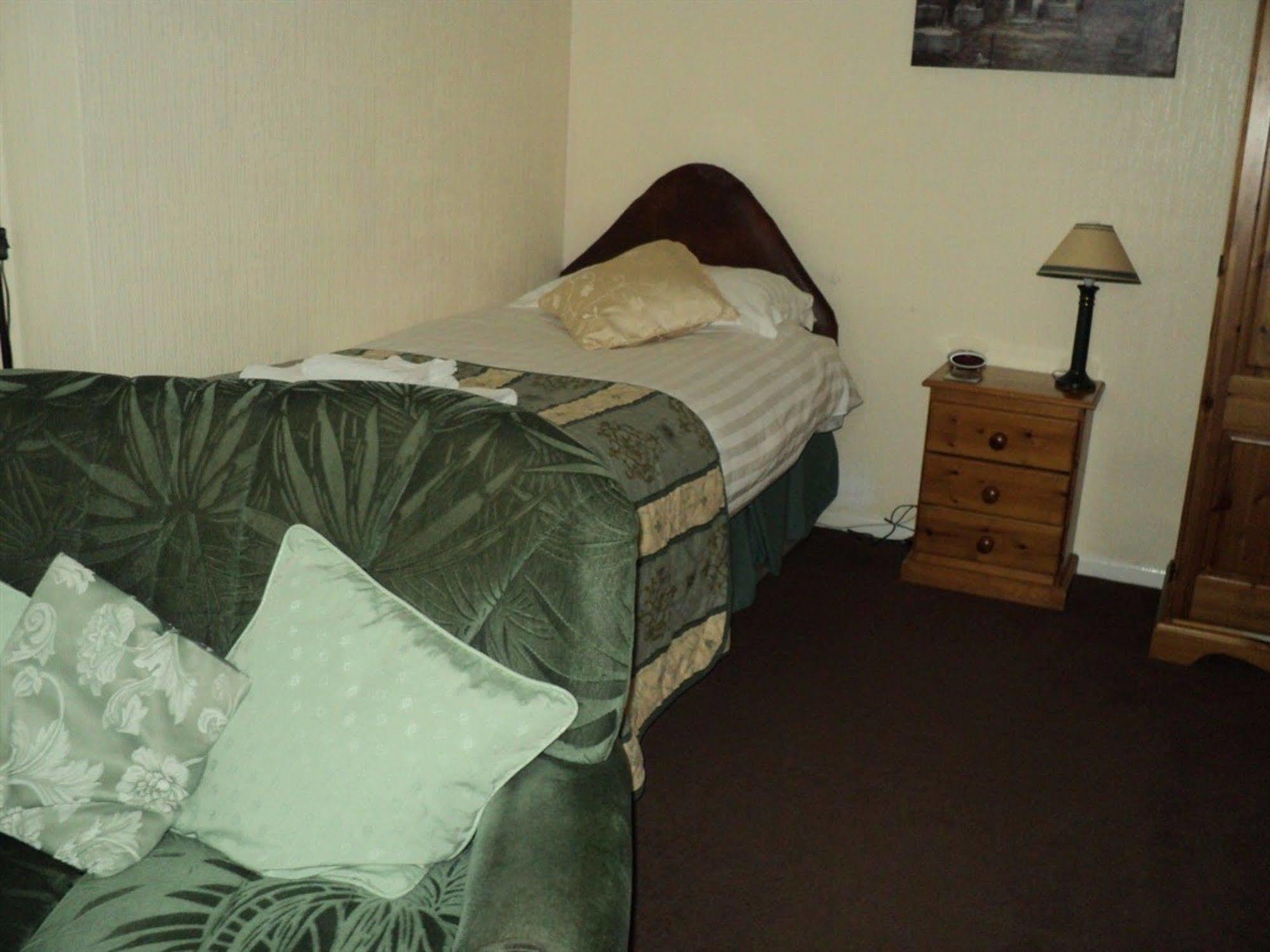 Grove House Guest House Телфорд Экстерьер фото